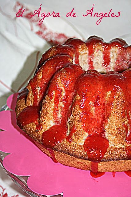 Rojo en nuestros platos bundt cake, fresa