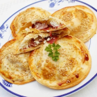 Empanadillas de cebolla caramelizada, jamón y queso de cabra
