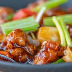 Pechuga de pollo con salsa de curry y almendras: la receta perfecta para deportistas