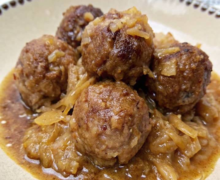 Albóndigas en salsa de cebolla