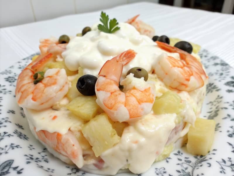 Ensaladilla de patatas y langostinos plato