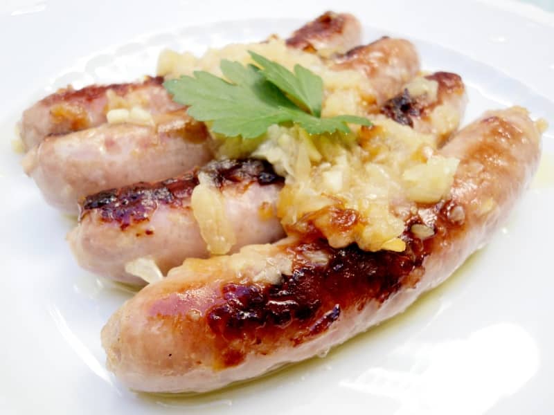 Salchichas en salsa de cebolla