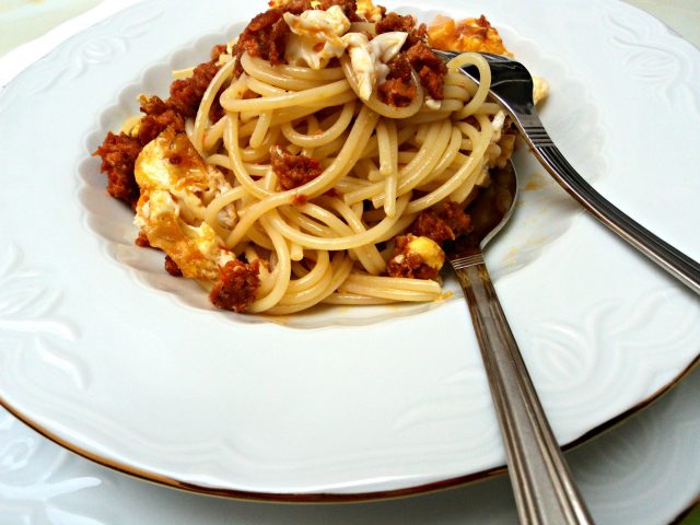 Espaguetis con huevos y masa de chorizo