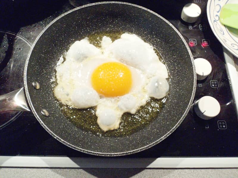 Huevo de oca con crujiente de jamón y pimientos sartén
