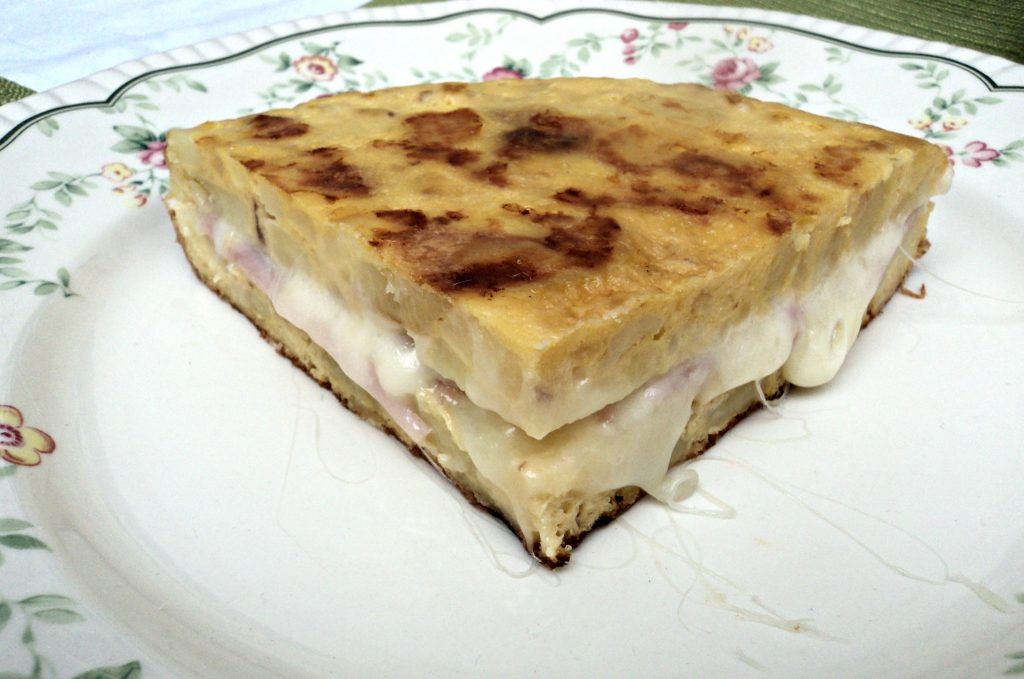 Tortilla de patata rellena de queso y jamón dulce porción