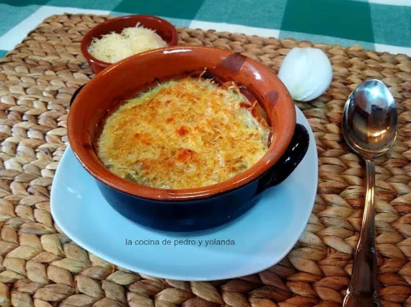 sopa de cebolla con queso gratinado