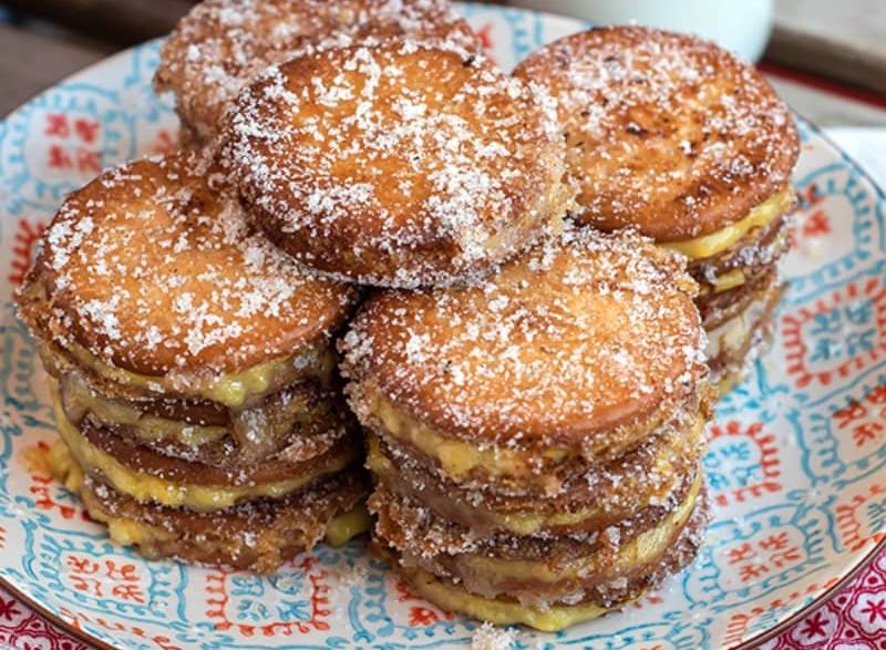 Galletas fritas rellenas de flan