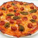 Pizza de chorizo y pimientos padrón
