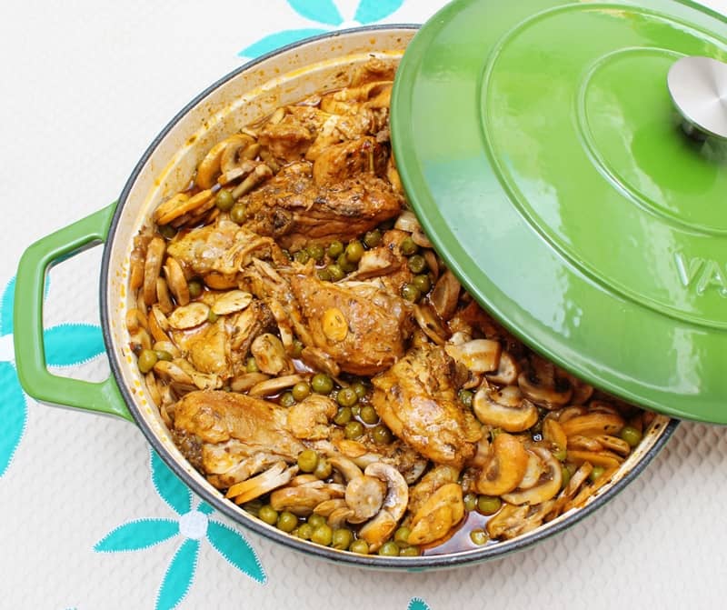 Pollo con guisantes y champiñones