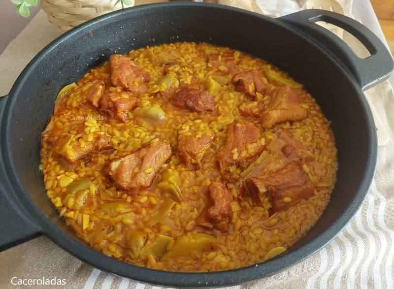 Arroz con costillas adobadas y alcachofas