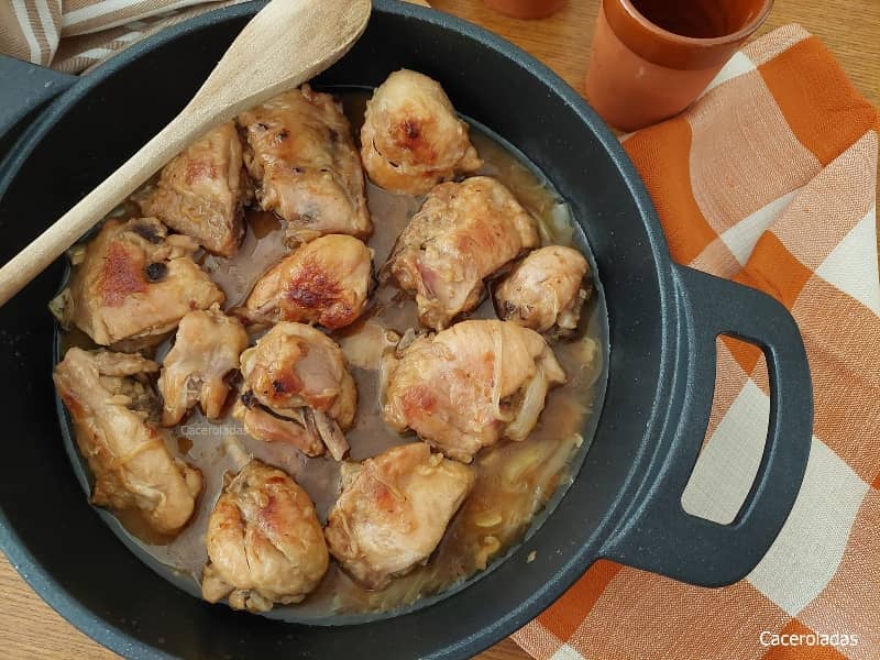 Pollo a la cerveza con cebolla