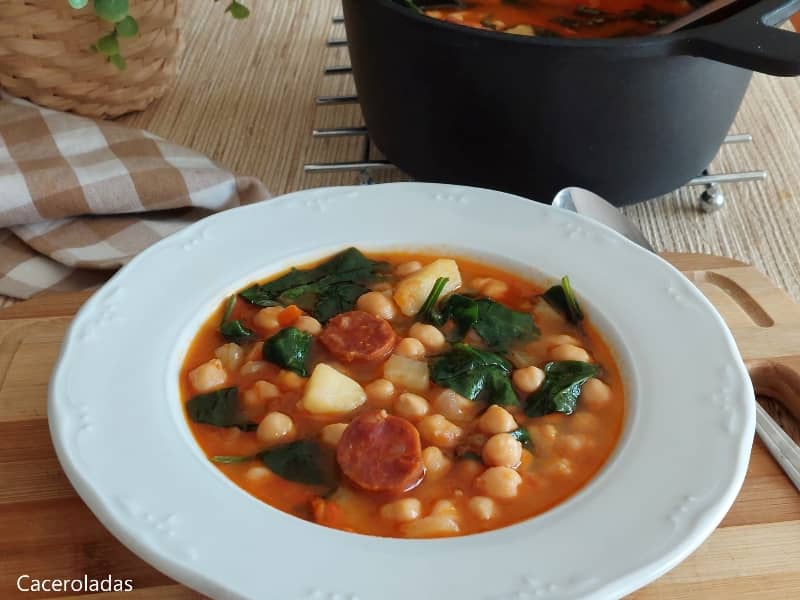 Potaje de garbanzos con espinacas y chorizo