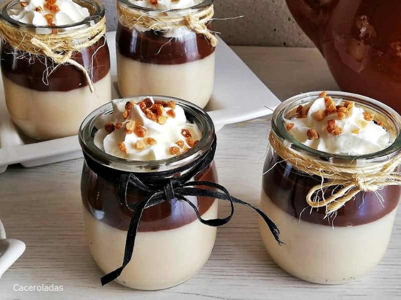 Vasitos con crema de galleta y chocolate negro