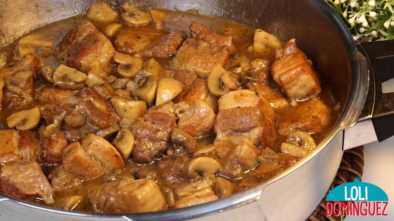 Costillas con champiñones en salsa