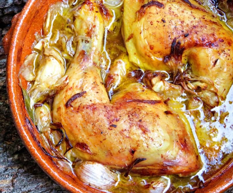 Muslos de pollo encebollados
