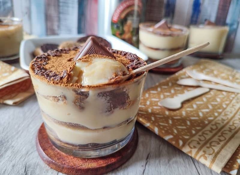 Postre fácil de galletas crema de vainilla y chocolate
