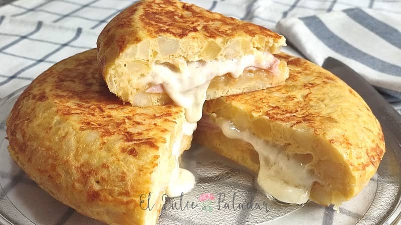 Tortilla de patatas rellena de jamón y queso