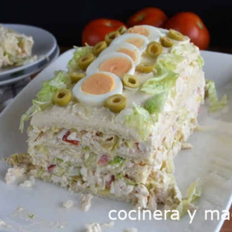 Pastel frío de pollo y pan de molde