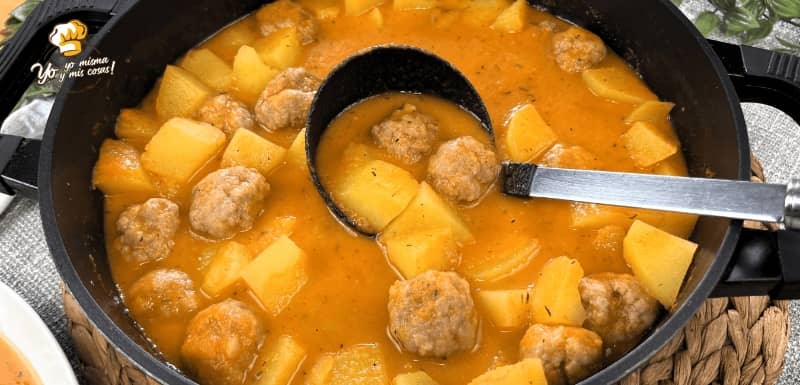 Albóndigas guisadas con papas