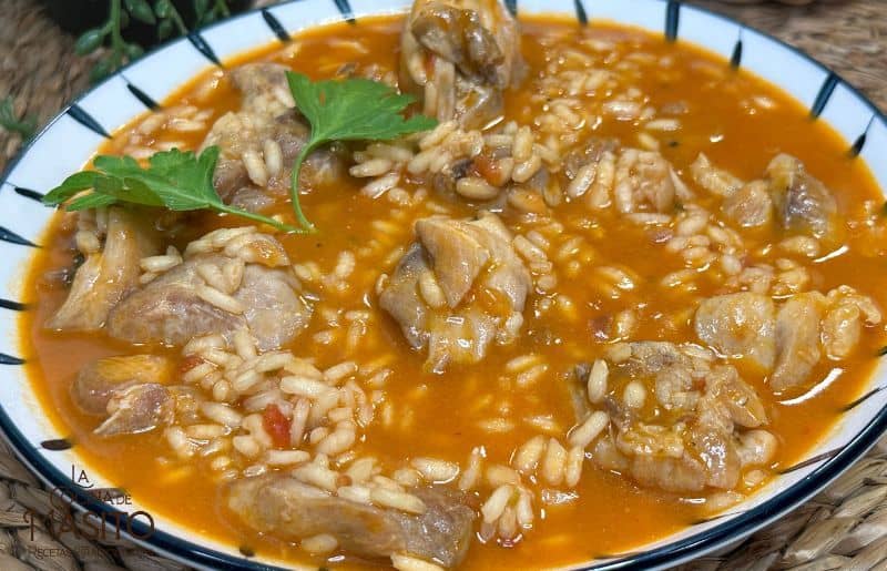 Arroz meloso con pollo al ajillo