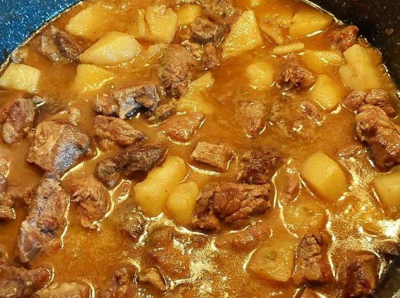 Carne guisada con patatas receta de la abuela: plato casero tierno
