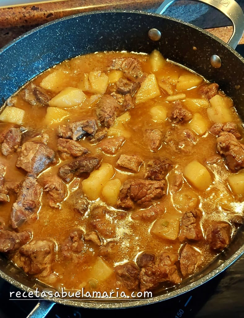 Carne guisada con patatas receta de la abuela: plato casero tierno