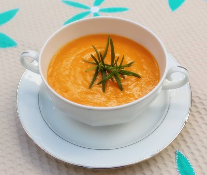 Crema de tomate casera y saludable: Receta fácil, rápida y deliciosa en un cuenco