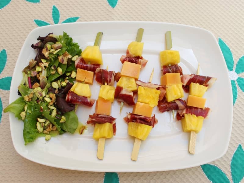 Brochetas de jamón y queso con piña fuente